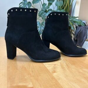 NWOT* Chinese laundry faux suede black ankle boots